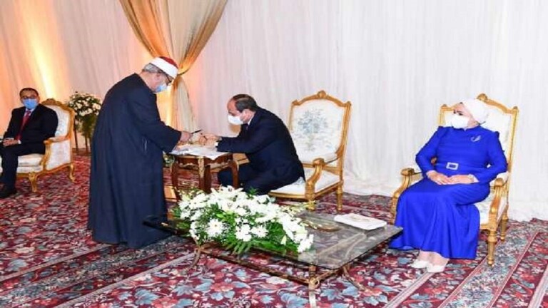 رئيس عربي يفاجئ ابنة صديقه الراحل بحضور زفافها