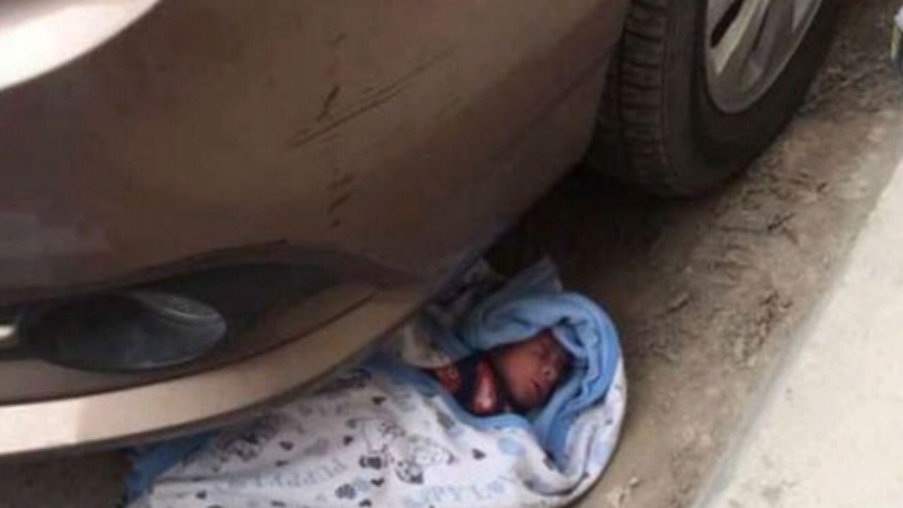 سيدة تلقي بطفلها الرضيع تحت عجلات سيارة وماحدث صادم