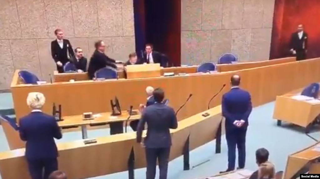 شاهد بالفيديو.. وزير الصحة الهولندي ينهار ويسقط مغشياً عليه بسبب كورونا