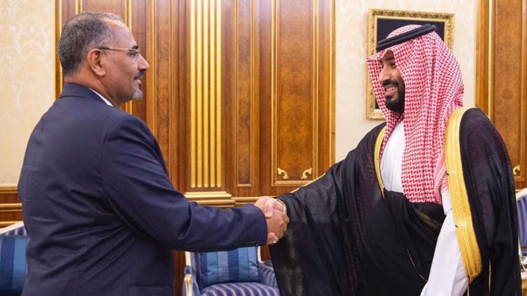 السعودية تستدعي رئيس المجلس الانتقالي 