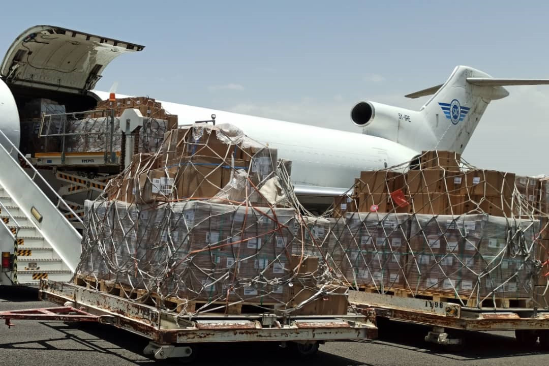 وصول طائرة شحن إلى مطار صنعاء.. شاهد ماذا تحمل