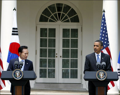 أوباما (يمين) في المؤتمر الصحفي المشترك مع نظيره الكوري الجنوبي