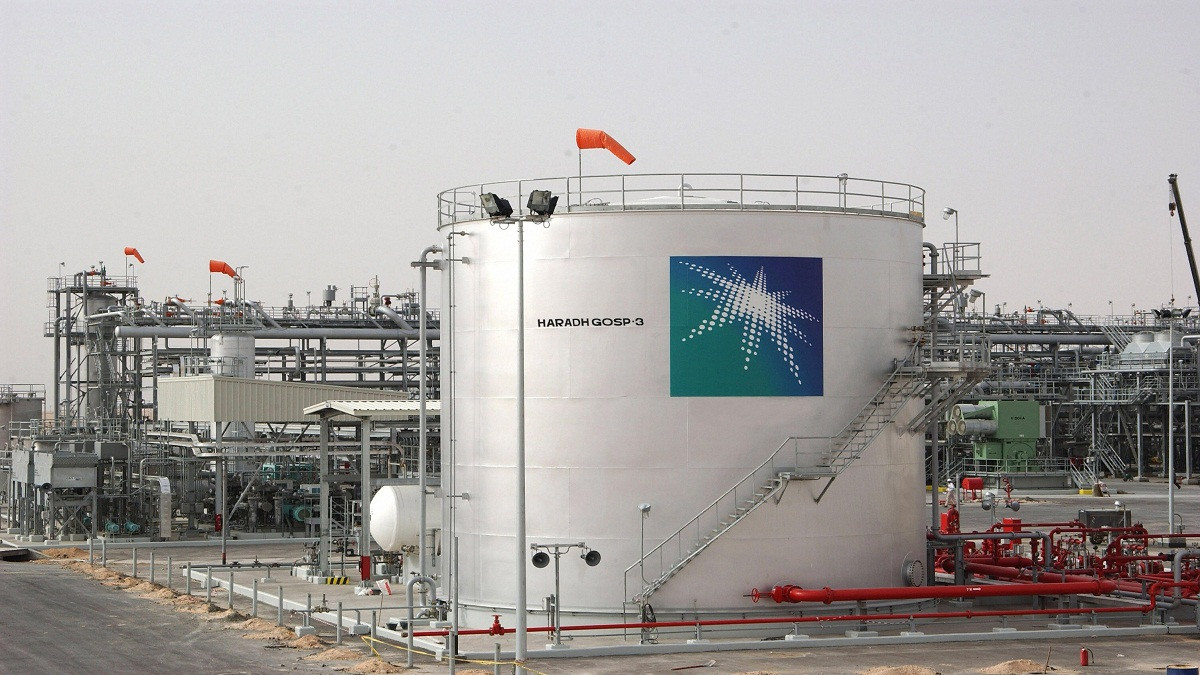 أول تعليق سعودي على انهيار أسعار النفط الأميركي