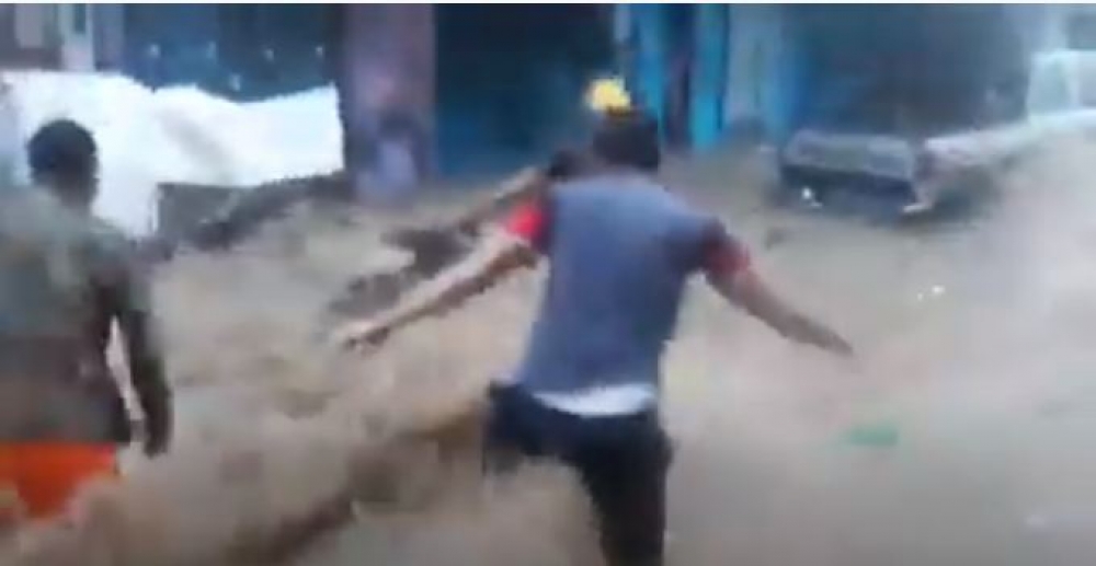 في مشهد يحبس الأنفاس ..شباب يهرعون لإنقاذ رجل مسن جرفته السيول في عدن وهذا ما حصل لهم (فيديو)