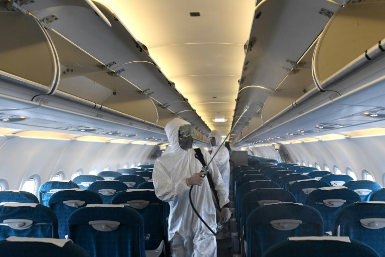 وكالة طيران أوروبية توصي بارتداء الكمامات واحترام التباعد خلال الرحلات الجوية