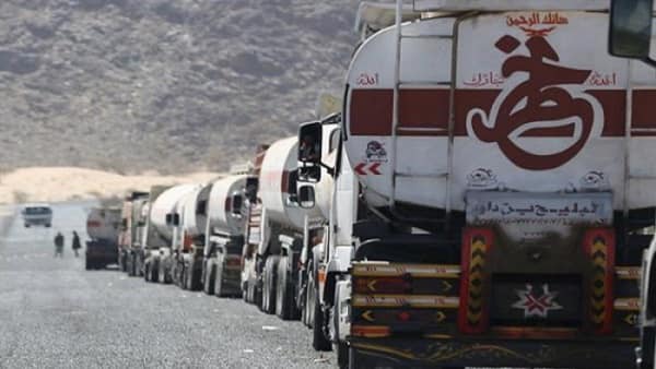 الحكومة تتهم الحوثيين باحتجاز أكثر من 150 شاحنة وقود