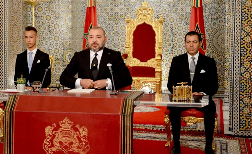ضجة عارمة بعد انتشار صورة لرئيس عربي يقبّل يد الملك المغربي (شاهد) 