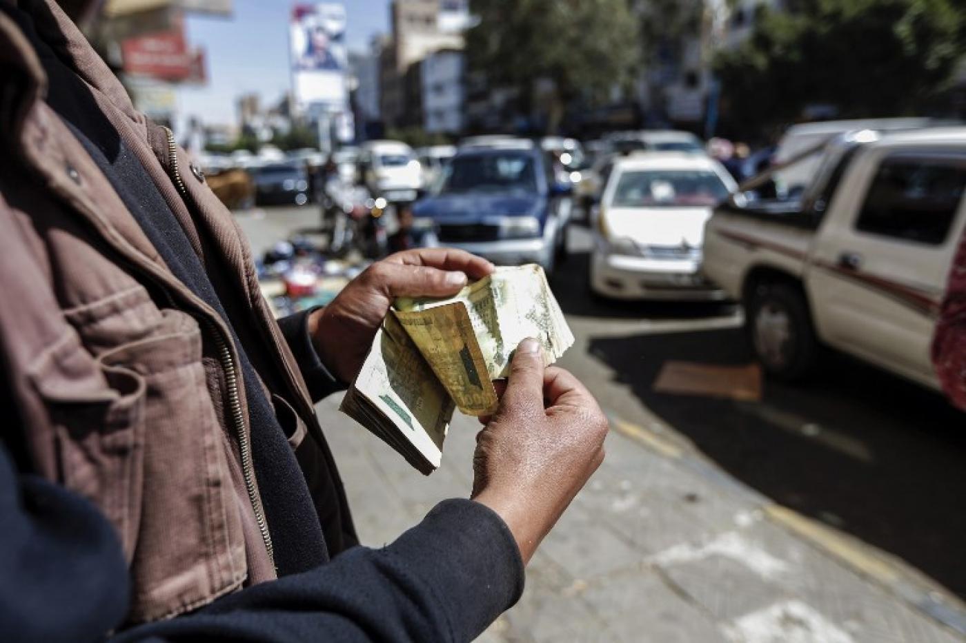 أيام سوداء تنتظر اليمن واحتياطي العملات الأجنبية يوشك على النفاد 