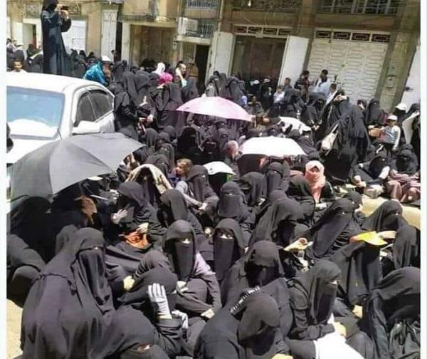 الحوثيون يعتدون على ضحايا شركات الأسهم الوهمية بصنعاء