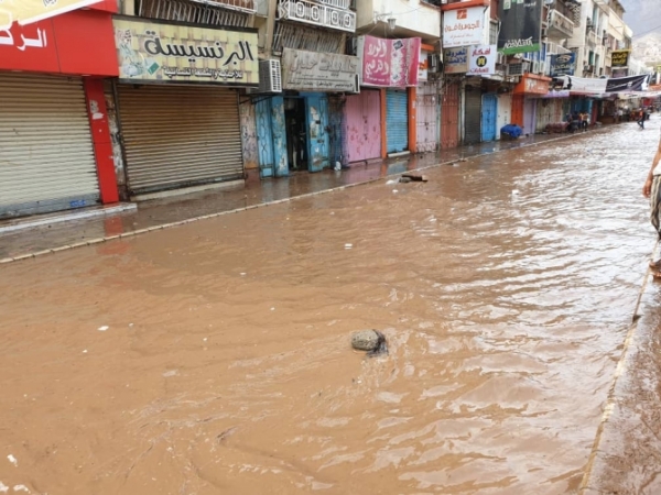شاهد بالصور..سيول الأمطار تجرف السيارات وتغرق محلات وشوارع في عدن