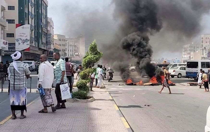 غضب عارم يجتاح شوارع المكلا احتجاجاً على انقطاع الكهرباء