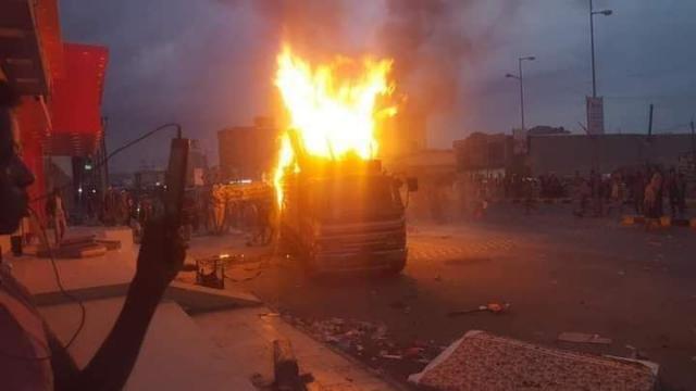 حريق ضخم يلتهم شاحنة محملة بالوقود في العاصمة صنعاء