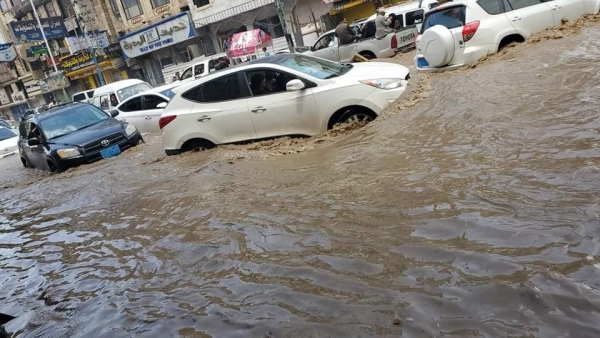 بالصور..صنعاء تتحول إلى بحيرة مائية بعد هطول أمطار شديدة الغزارة