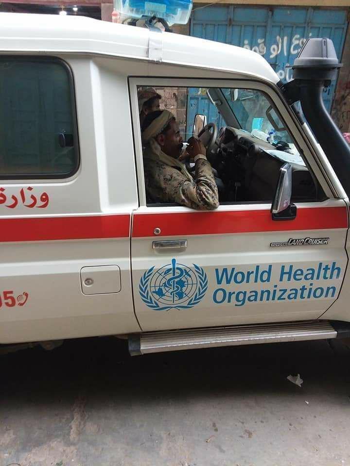 سيارة اسعاف مخصصة لنقل المصابين بكورونا في اب