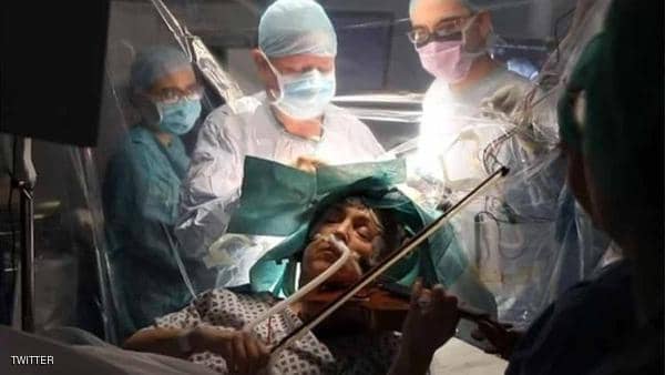 عن شغف الموسيقى.. هذه المريضة تعزف الكمان أثناء الخضوع لجراحة بالمخ
