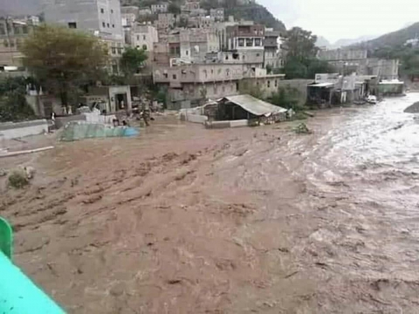 سيول الأمطار الغزيرة تحاصر مئات الأسر وتتسبب بأضرار واسعة لمنازل المواطنين في حجة 