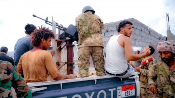 محافظ عدن يوقف أعمال البسط العشوائي في منطقة صيرة