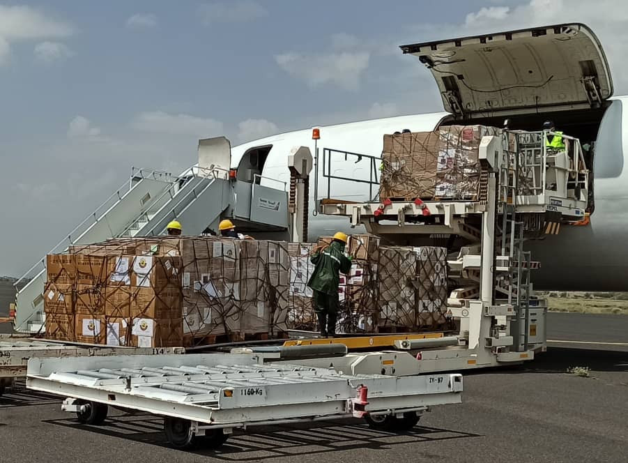 وصول طائرة عملاقة إلى مطار صنعاء الدولي