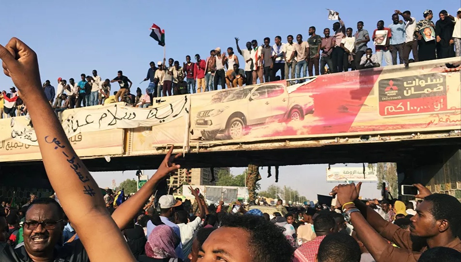 الشرطة السودانية تعتقل 79 شخصا من أتباع النظام السابق وسط تظاهرات شعبية حاشدة