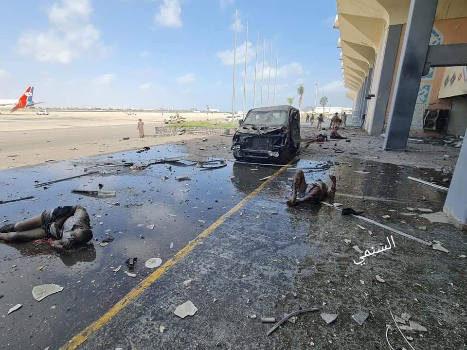 عاجل : انفجارات عنيفة تهز مطار عدن لحظة وصول الحكومة الجديدة (صور أولية) 