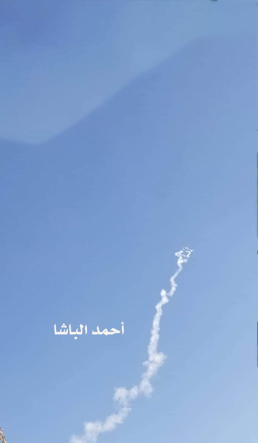لحظة إطلاق الصواريخ من مطار تعز 