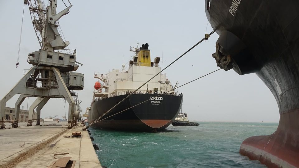 شركة النفط تعلن وصول شحنة ديزل إلى ميناء الحديدة