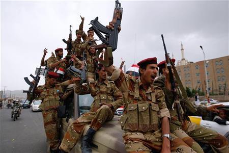 جنود منشقون يرددون هتافات مناهضة للرئيس اليمني علي عبد الله صالح