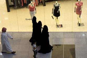 شرطة الإمارة ضبطت عربياً يصور النساء بمركز تسوق