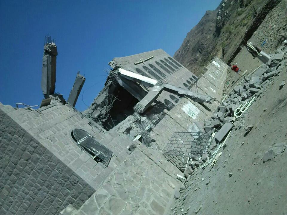 «يمن برس» ينشر تفاصيل الغارة التي استهدفت مدرسة يتمركز فيها الحوثيون بالحيمة وأسماء القتلى والجرحى (صور)