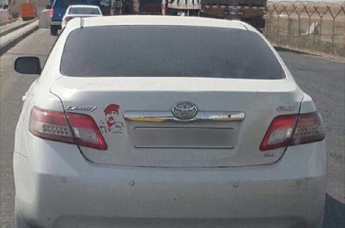 القبض على سعودي في الكويت ألصق صورة صدام حسين على سيارته (صورة)