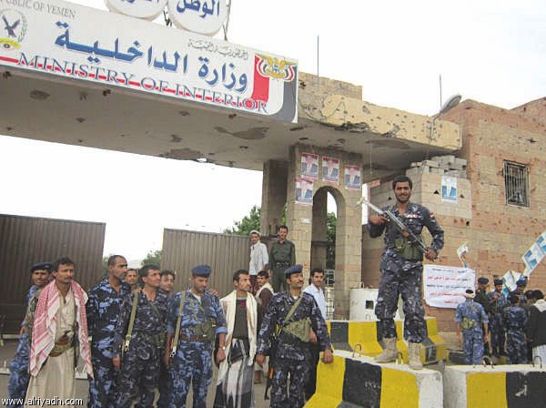 الحوثيون ينهبون 20 مليار ريال من وزارة الداخلية في أكبر عملية سطو للمال العام