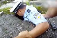 شاهد بالفيديو.. الأرض تنشق وتبتلع شرطياً أثناء تفقده أحد الجسور برفقة زملائه