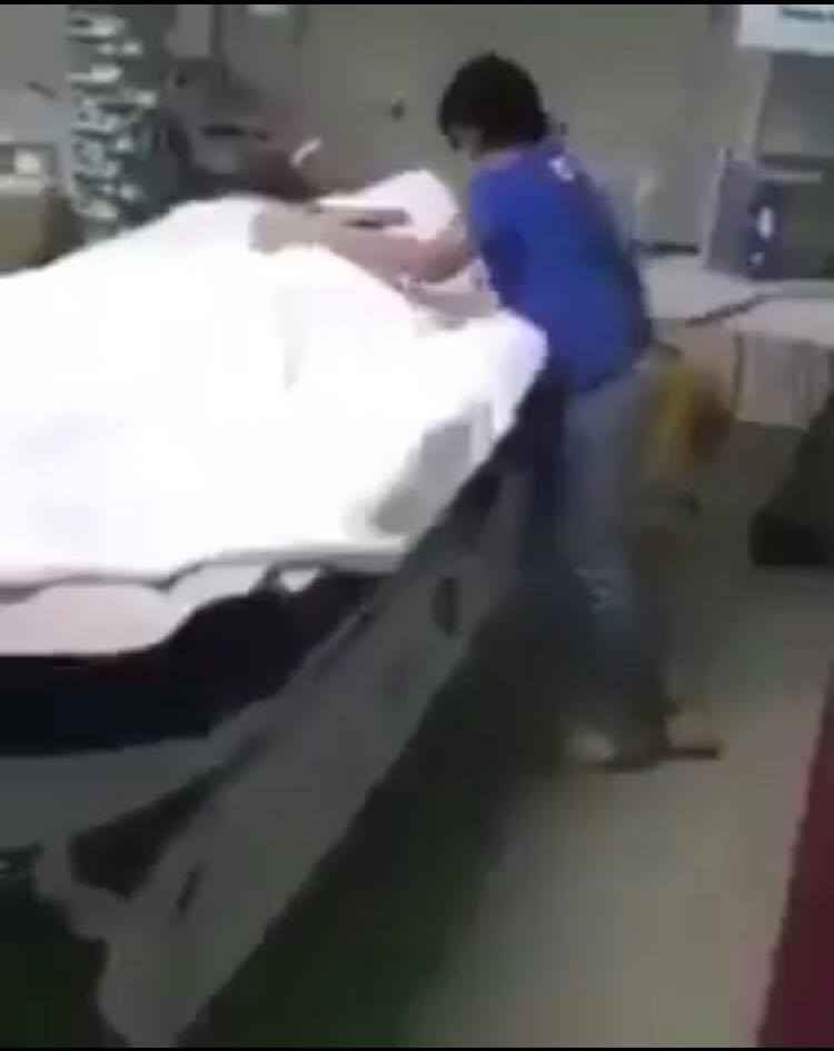 فيديو مؤثر: طفل تموت أمه ويخبره الأطباء أنها نائمه فيظل منتظراً متى تصحى