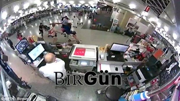 بالفيديو : مشاهد مروعة للهجوم على مطار أتاتورك بإسطنبول من قبل 3 انتحاريين