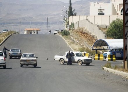 انتحاري يتراجع عن تفجير نفسه أمام السفارة البريطانية بصنعاء في اللحظات الأخيرة