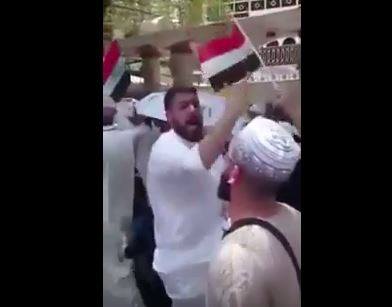 شاهد بالفيديو .. شيعة الكويت يتظاهرون في مكة بهتافات شركيه وعنصرية