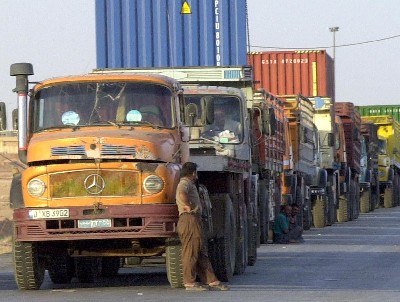 شاحنات اردنية محملة بمساعدات لليمن عالقة في منطقة \