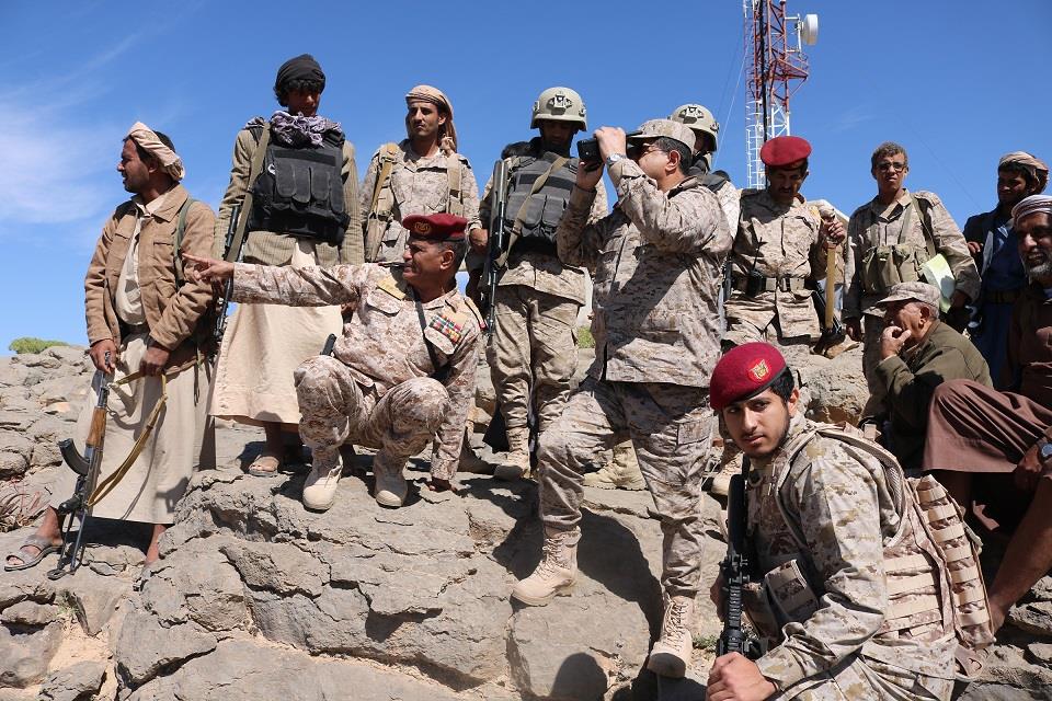 المقدشي يتفقد الخطوط الأمامية لجبهات القتال في نهم بمحافظة صنعاء (صور)