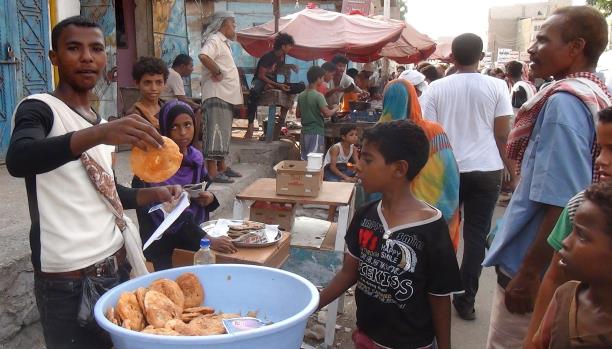 حراك في المناطق المحرّرة وأزمات بأسواق الحوثيين