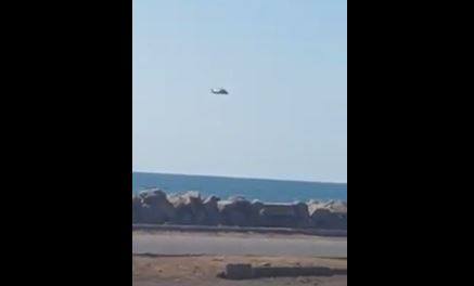 شاهد بالفيديو : تحليق بشكل منخفض جداً لطائرة «أباتشي» قرب شواطئ مدينة الحديدة
