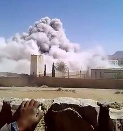 الحوثيون يفجرون منزل الشيخ حسين الأحمر بعد السيطرة على منطقة حوث والخمري