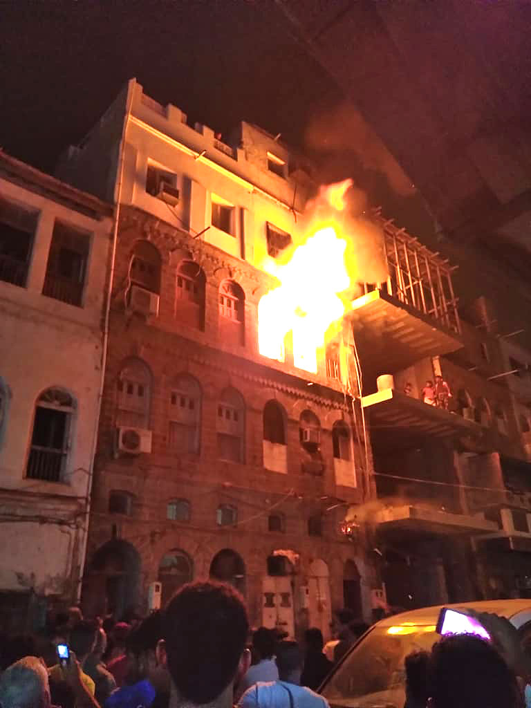 وفاة أسرة كاملة في حريق هائل التهم منزلاً في عدن