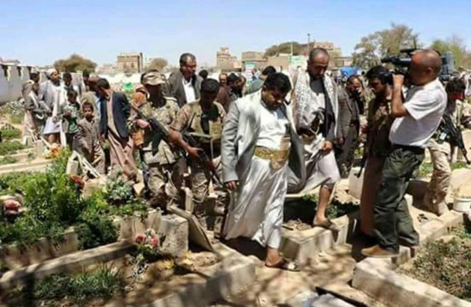 صورة وحدث: رئيس لجنة الحوثيين يتفقد أحد مشاريع الجماعة