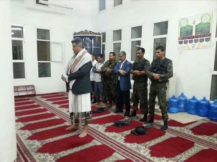 صورة تداوله ناشطون لوزير الداخلية يصلي بمسجد أحد المرافق الخدمية