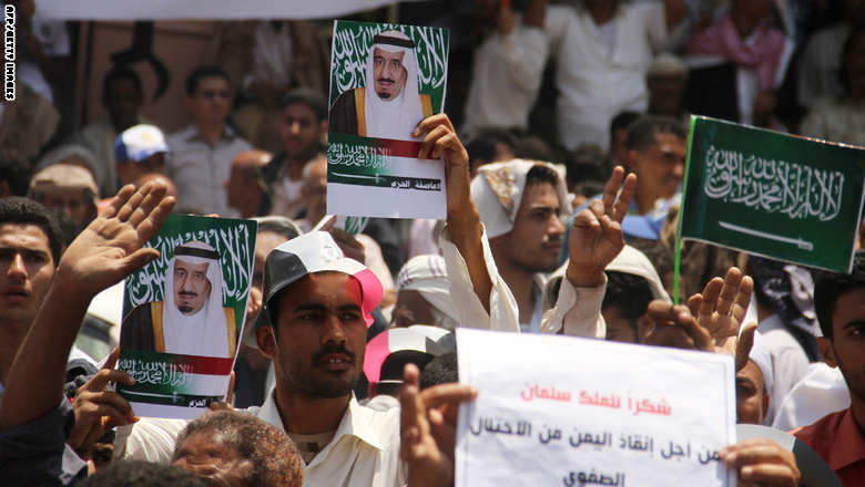 متظاهرون يمنييون يحملو صورالملك سلمان في مدينة تعز - وسط اليمن