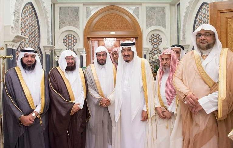 بالفيديو والصور.. الملك سلمان يستقبل الشيخ السديس ونائبه ومؤذني المسجد الحرام