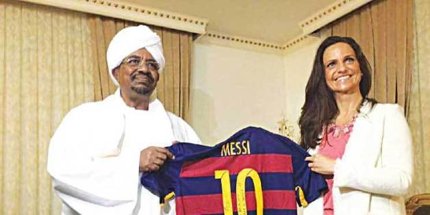 هذه قصّة السيدة الغامضة التي خدعت الرئيس السوداني بقميص اللاعب ميسي