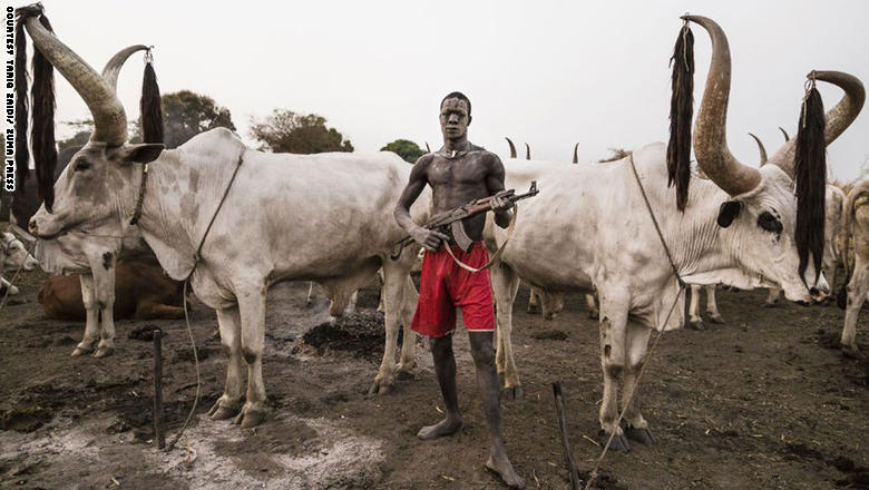لن تصدق هذا .. أفراد هذه القبيلة يموتون لتعيش أبقارهم في جنوب السودان (صور)