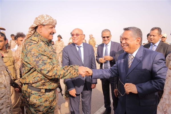 رئيس الوزراء يشهد عرضاً عسكرياً في أبين ويُشيد بنضال أبناء المحافظة (صور)