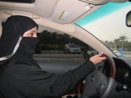قيادة المرأة للسيارة في السعودية تلقى رفض رسمي وشعبي